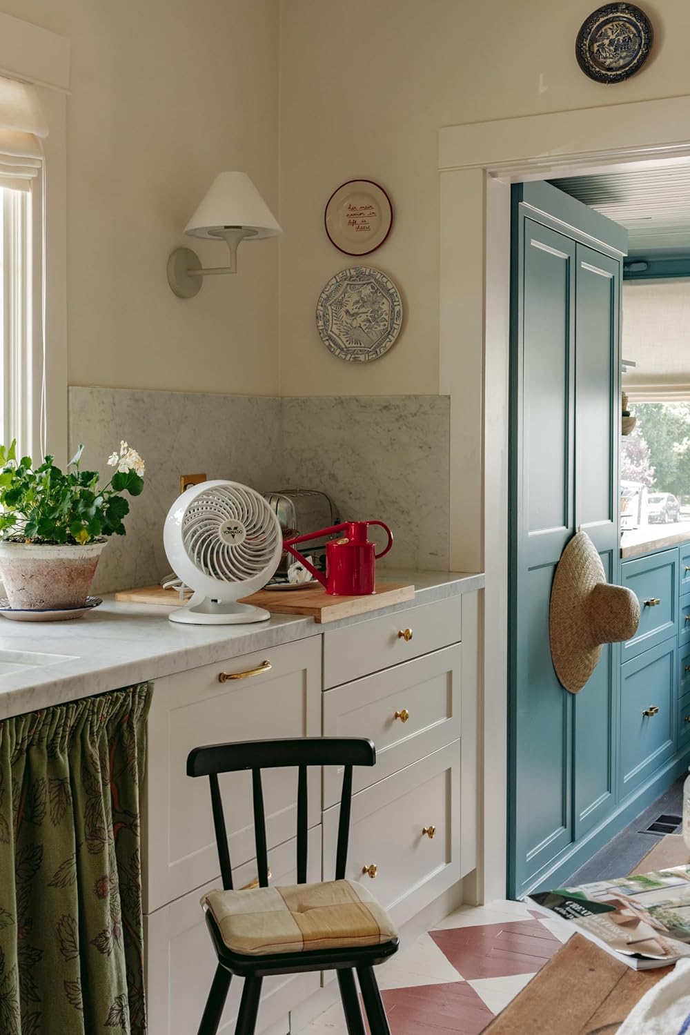 Vornado 460 Whole Room Air Circulator, Small Fan with 3 Speeds, Adjustable Tilt, Easy to Clean, Moves Air 70 Feet, Quiet Fan for Home, Office, Bedroom, White