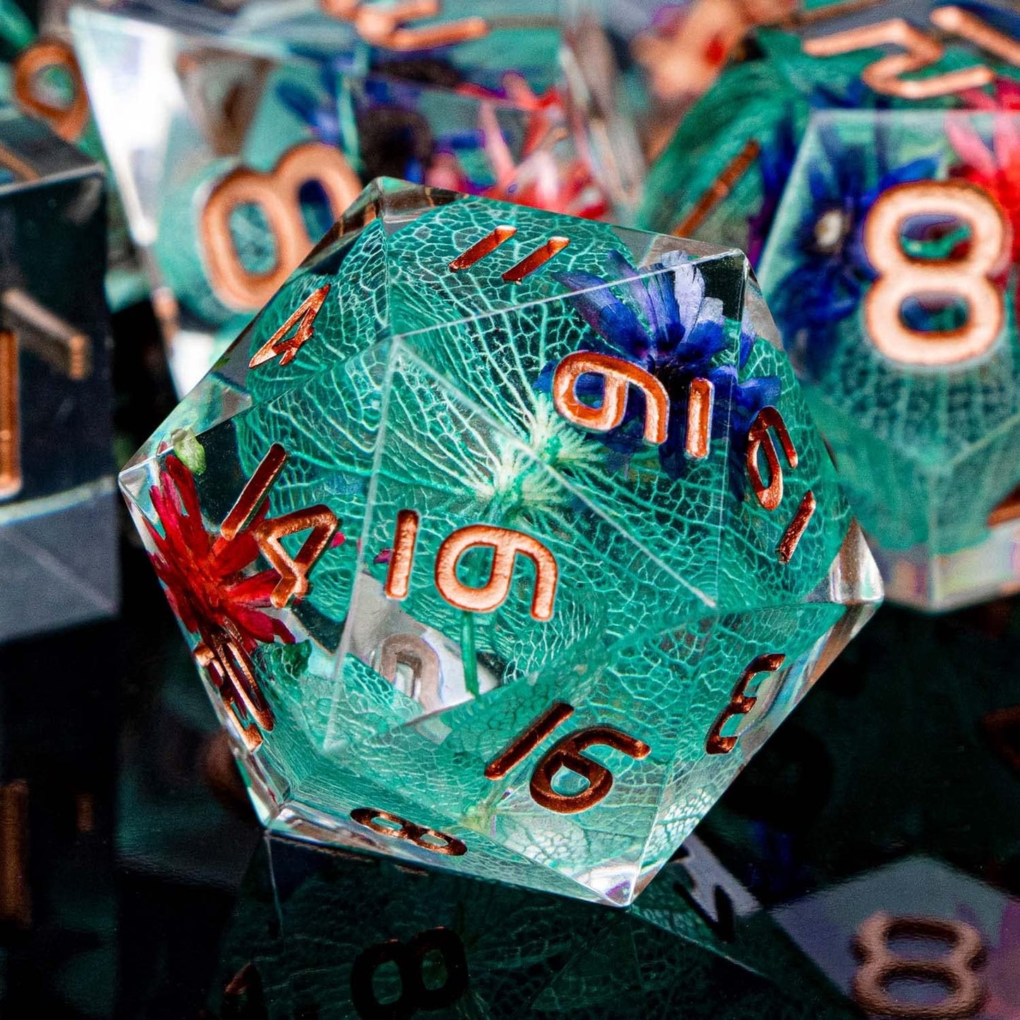 ARUOHHA DND Resin Dice Translucent Green Leaf Sharp Edged Dice Set with Box, 7pcs Flower Inclusions Polyhedral D and D Dice RPG Role Playing Game D20 D12 D10 D6